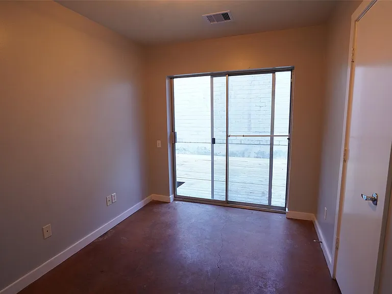 2716 Chenevert St — Photo 10