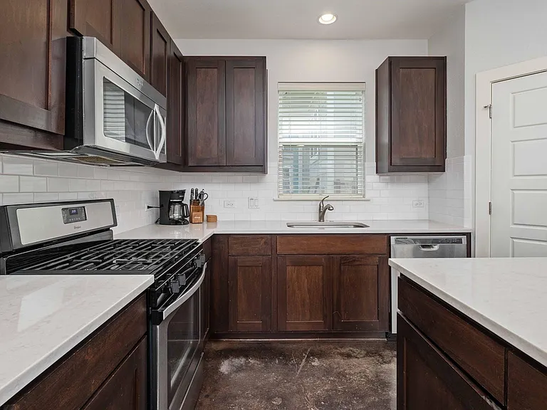 2813 Stock Dr — Photo 5
