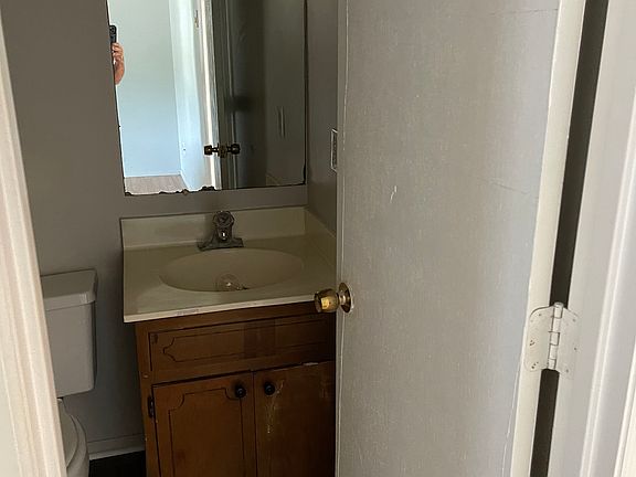 4th image of 207 Cedar Dr Unit B