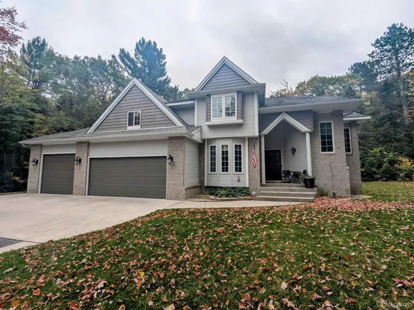 51 Oak Hill Dr, Marquette, MI 49855