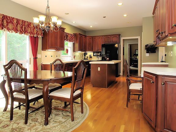 Eat-in Kitchen