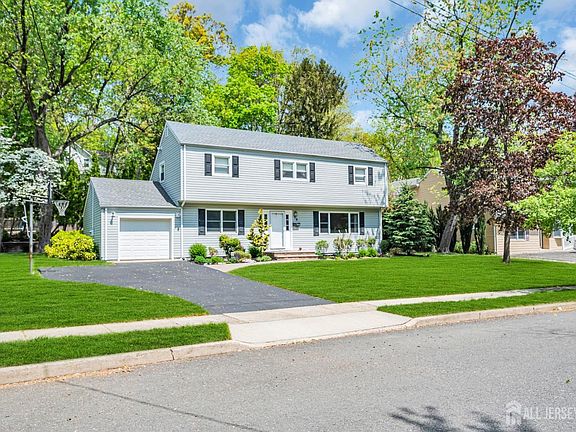 5th image of 13 Sandalwood Dr