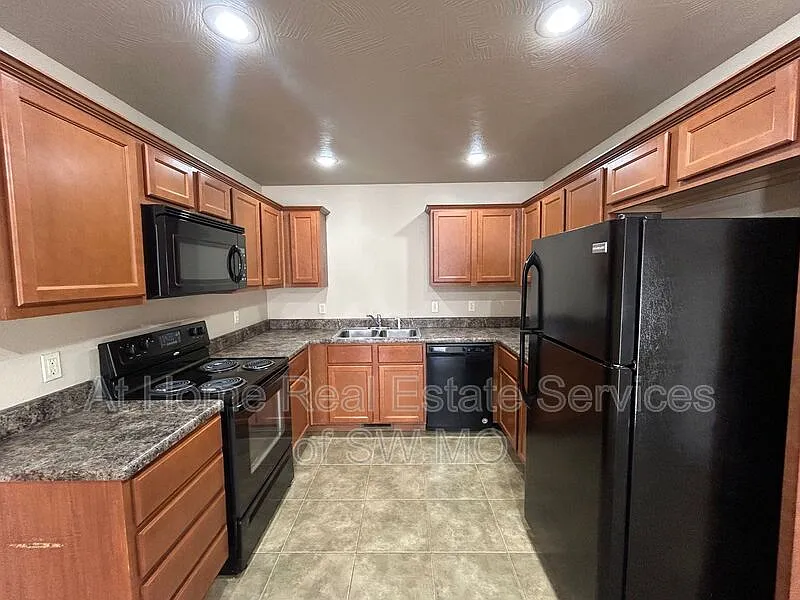 3 bed, 2.0 bath, 1254 sqft, $1,330 — Photo 2