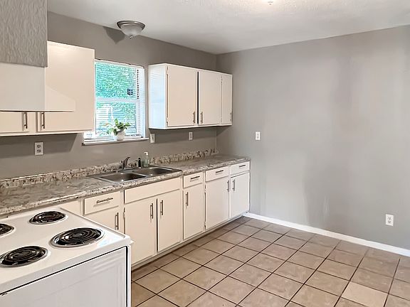 4th image of 904 Healy Ave