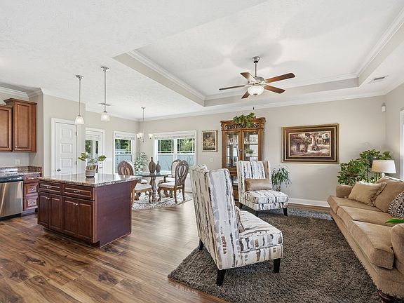 4th image of 640 Laurel Ln