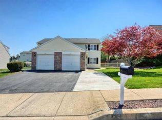 215 Adams Dr, Womelsdorf, PA 19567