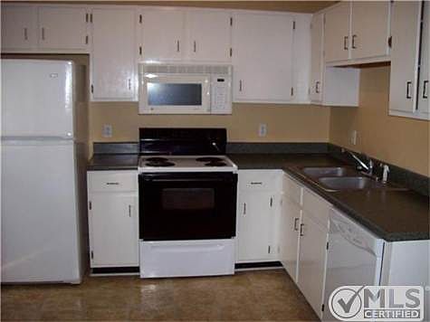 3rd image of 134-140 E Northfield Blvd