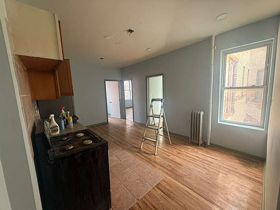 2nd image of 41 Newport St