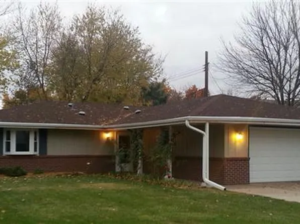 1020 Surfside Dr, Lincoln, NE 68528