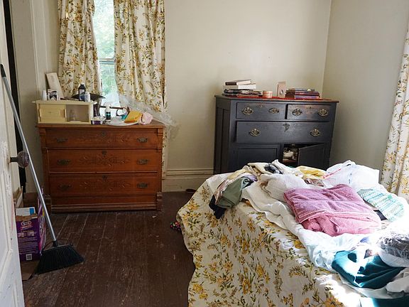 3rd image of 916 Egleston Ave