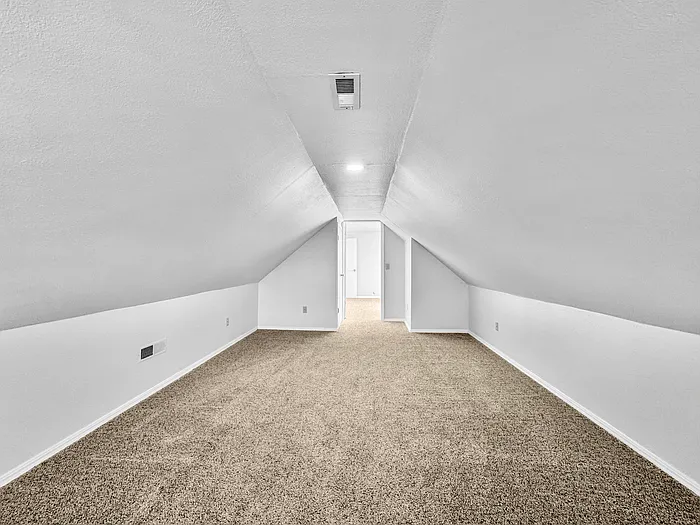 3 bed, 2.0 bath, 1866 sqft, $1,820 — Photo 2