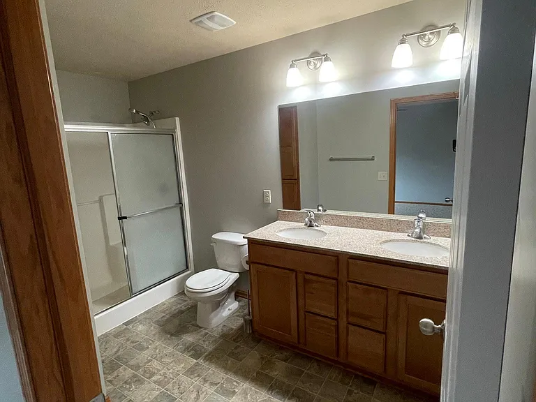 717 Carlton Dr — Photo 4