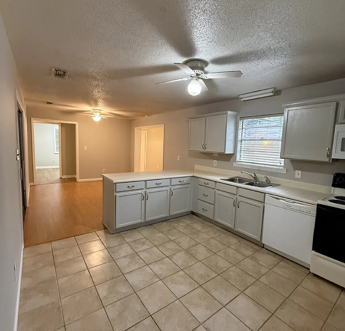 4 bed, 2.0 bath, 1764 sqft, $1,925 — Photo 4