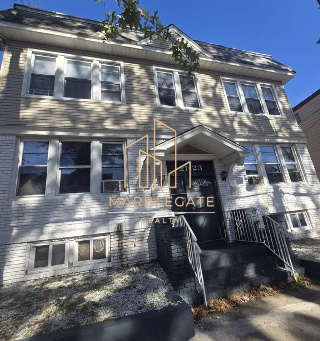 3 bed, 1050 sqft, $1,800 — Photo 1