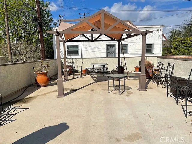3220 E 2nd St #B — Photo 2