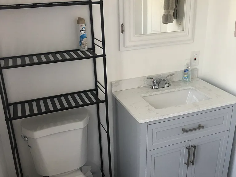 Full Bathroom 1