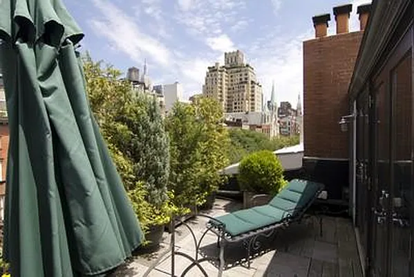 Sold by R New York | media 19