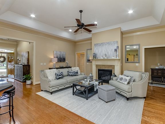 2nd image of 6120 Garden Oaks Dr