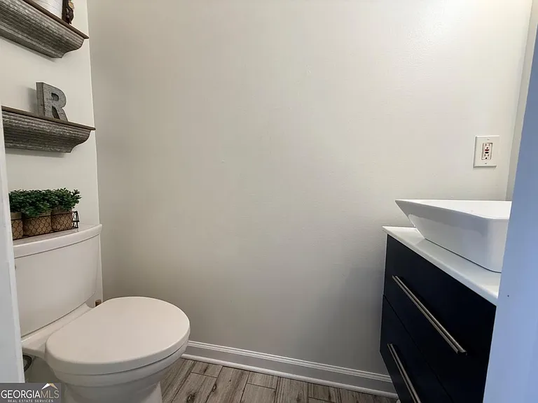645 Highpoint Way — Photo 6