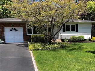 39 Copperbeech Rd, Saint James, NY 11780