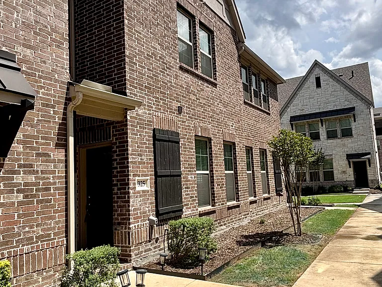 325 Baker Dr — Photo 2