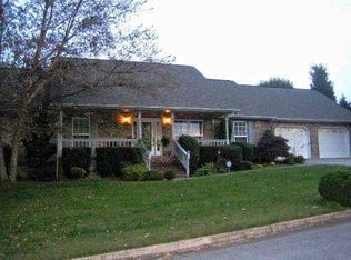 932 Saint Johns Dr, Maryville, TN 37801