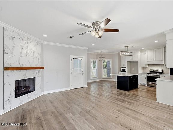4th image of 580 Hickory Pl