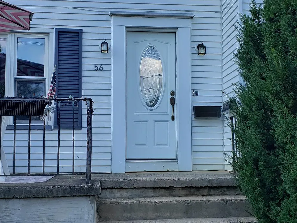 2 Family Home- has 2 entrances - front and side