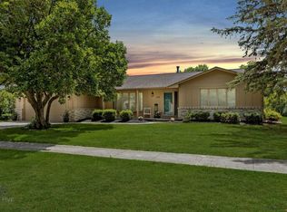 450 NW 2nd St, Earlham, IA 50072