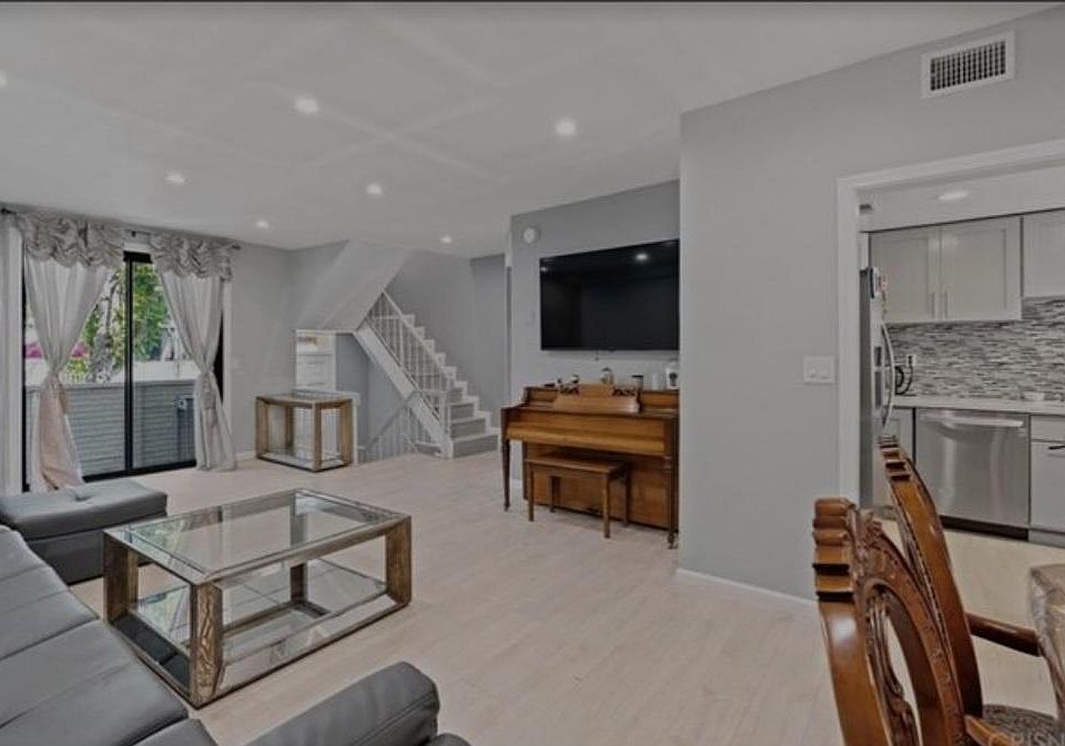 1st image of 6540 Hayvenhurst Ave