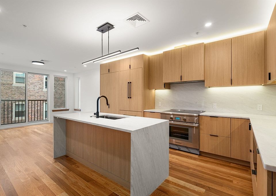 1st image of 58 Kent St #U302