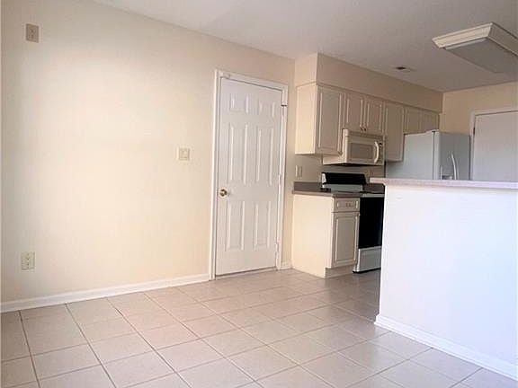 5th image of 201 N Hill Ln