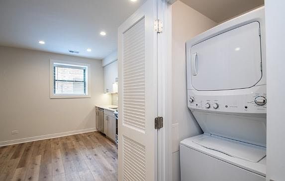 4th image of 1552 N La Salle Dr #104