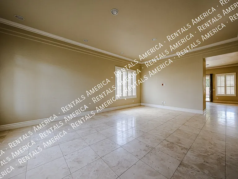 2211 W Olive Way — Photo 4