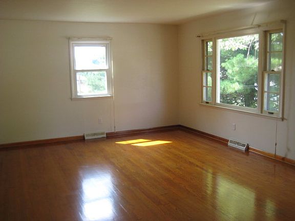 2nd image of 333 Oak Ln