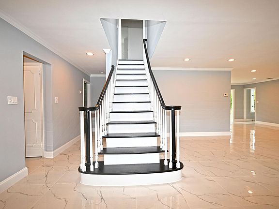 3rd image of 40 Gristmill Ln