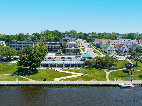 218 S Harbor Dr #202, Grand Haven, MI 49417