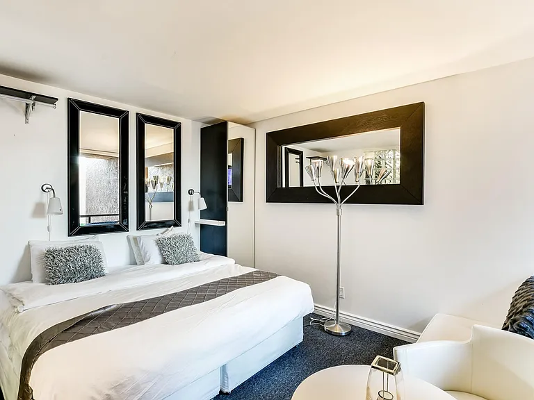 Bedroom 6: with 1 King or 2 Twins