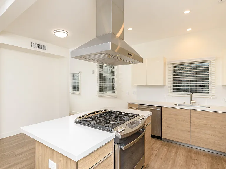 128 S Canon Dr — Photo 22