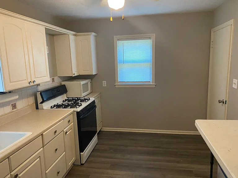 2928 S Northern Blvd — Photo 5