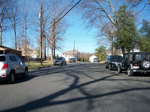 4th image of 44 Bridge Dr