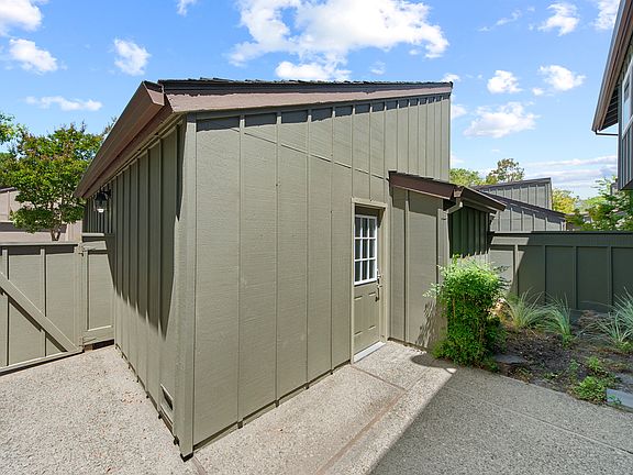 3rd image of 102 Spruce Hill Ct
