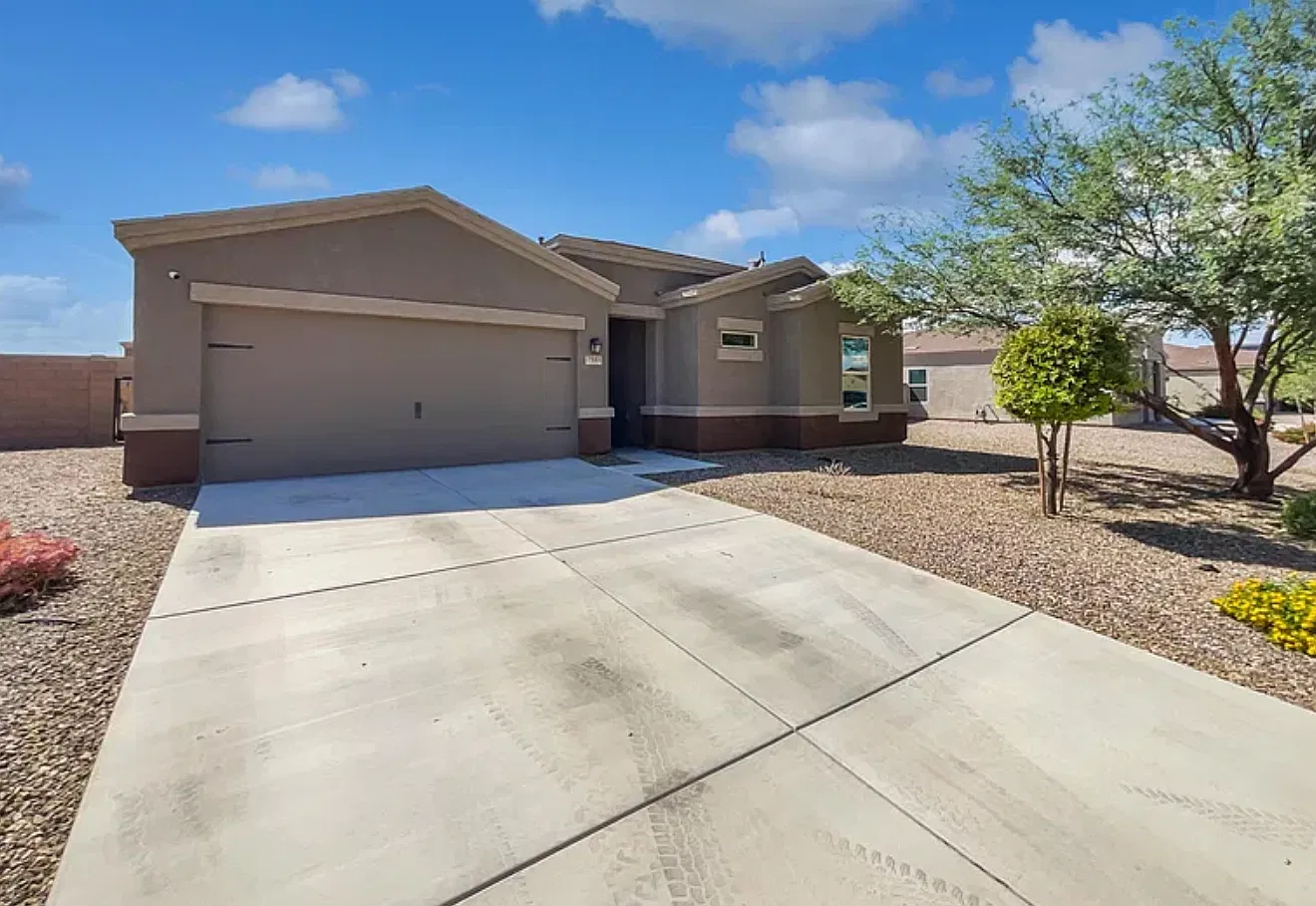 3 bed, 1255 sqft, $2,100 — Photo 1