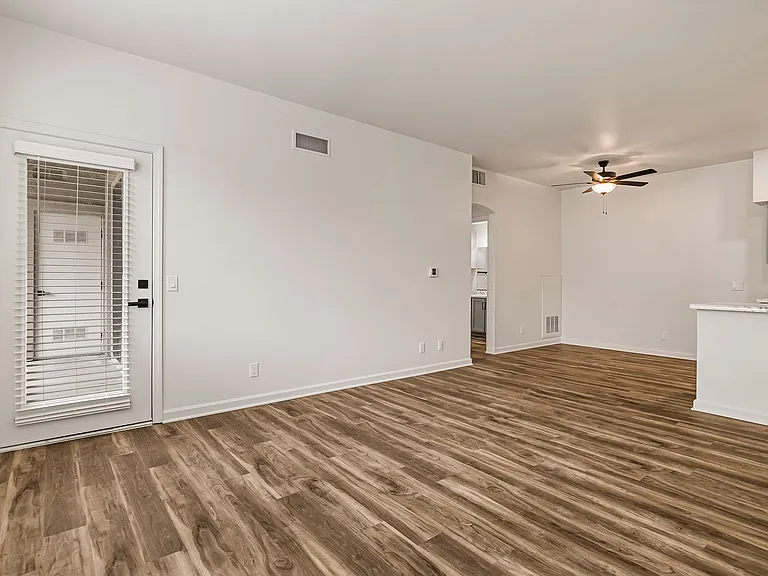 Sterling Oaks Luxury Apartments — Photo 20