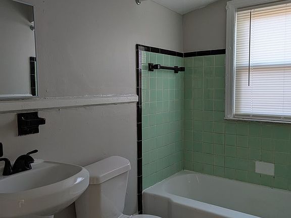 5th image of 18642 Shaftsbury Ave