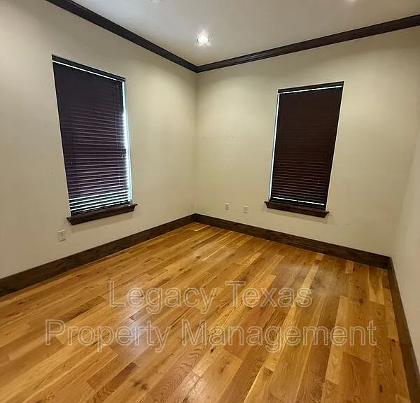 875 N Main St #103 — Photo 3