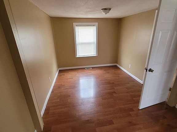 4th image of 23704 Cayuga Ave