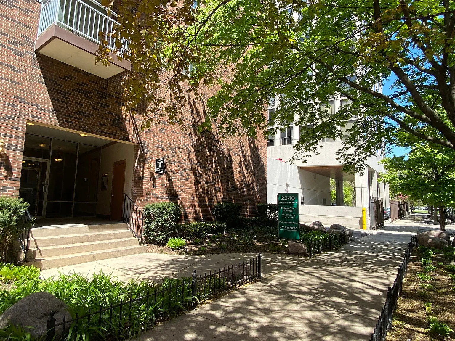 2340 N Commonwealth Ave — Photo 1