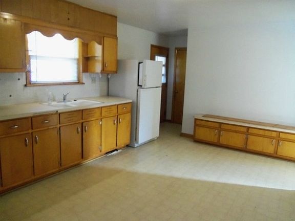 3rd image of 1661 Archer Ave