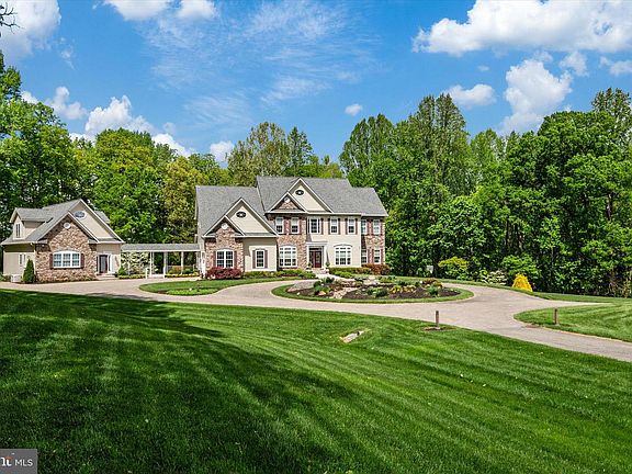 4th image of 3740 Larkview Ct